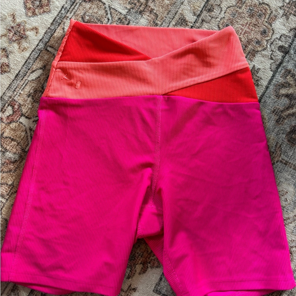 Beach Riot | Cora bike shorts in magenta and coral - Picture 3 of 5